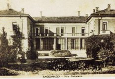 La facciata della storica villa in un'antica cartolina
