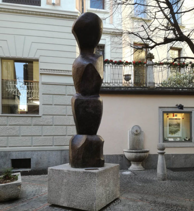 La scultura di Tavernari torna in via Balduzzi