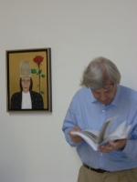 Vittorio Sgarbi accanto al quadro di Battiato