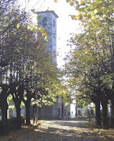 Il viale di accesso alla chiesa