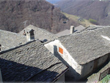 I caratteristici tetti di Monteviasco (foto Gruppo Amici Montevi