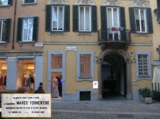 La casa di Milano con la targa dedicata a Formentini