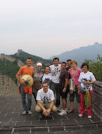 Don Luca e alcuni giovani sulla Muraglia Cinese, Pechino, estate