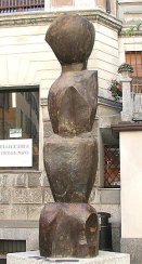 Il totem di Tavernari in centro a Varese