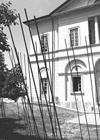 Un immagine dell'opera, sullo sfondo Villa Borghi