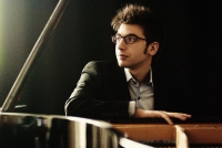 Gabriele Carcano, pianoforte (ph. Pilvaxstudio Balazs Borocz)