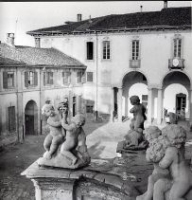 Sullo sfondo particolare del portico a tre archi