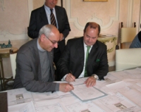 Le firme del Presidente Galli e del parroco Mascetti