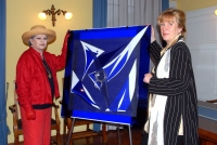 Janja Arnolj con Lucia BosÃ¨ accanto all'opera per il Comune di