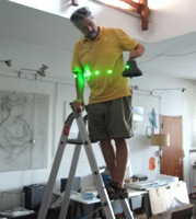 Pietro Pirelli nel suo studio con l'Arpa di luce