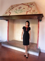 L'artista Alla Polozenko davanti alla sua decorazione