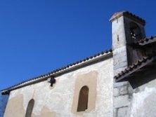 Veduta esterna della parete destra della chiesa della Schirennet