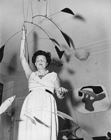 Peggy con una scultura di Calder