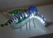 A. Grein, Lombrico-libellula, 2011, frammenti di vetri Murano, s