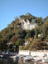 Il Monte Piaggio visto da il lungo lago di Arolo, la necropoli s