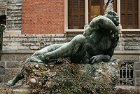Una statua nel parco