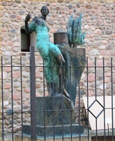 La statua di Paolo Borghi all'esterno