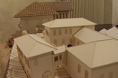 Un dettaglio di un lavoro in mostra a Palazzo Branda