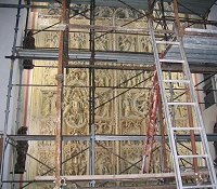 Il ponteggio davanti al modello del Portale del Duomo