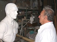 Lo scultore Bennati con il bozzetto del ritratto a Savino Guglie