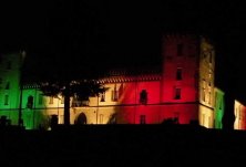 Un inedito Castello di Monteruzzo illuminato in verde, bianco e