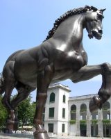 Il cavallo bronzeo davanti a San Siro
