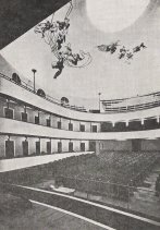 Il teatro cittadino in un'immagine in bianco e nero