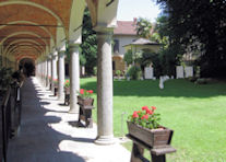 Intra, Chiostro "Famiglia Studenti"