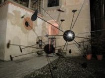 L'installazione all'interno del cortile di Palazzo Branda a Cast