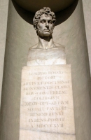 Busto a G.Bossi sul loggiato del primo piano del palazzo di Brer
