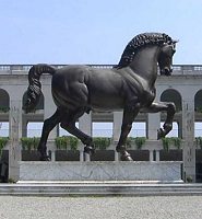 Il cavallo bronzeo davanti a San Siro
