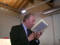 Stefano Crespi mentre legge