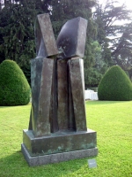 Una scultura dell'artista