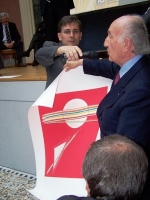 Ferruccio Zuccaro mostra il logo di Frattini
