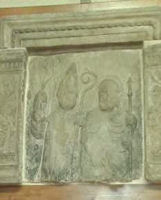 Bassorilievo scolpito con Sant'Ambrogio e San Rocco (presbit.)
