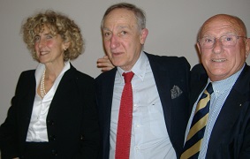 Da destra la prof.ssa Giulia Benati, il prof. Eugenio Guglielmi e il nipote di Giannino Castiglioni, Nino.