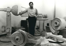 L'artista nel suo studio (fotografia 1969, da internet)
