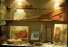 Museo Archeologico, vetrina con riproduzioni di materiali preist