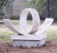 La scultura donata a Villa Pomini