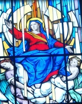 La moderna vetrata nella chiesa di Casorate