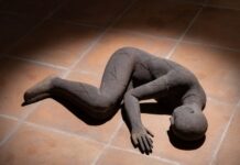Mimmo Paladino porta i “Dormienti” a Palazzo Citterio