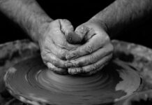 Nella ceramica “Le forme della Memoria”