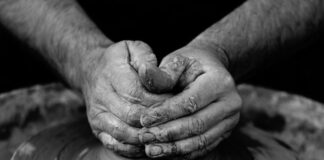 Nella ceramica “Le forme della Memoria”