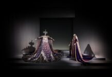 La regalità prende forma attraverso il costume di scena