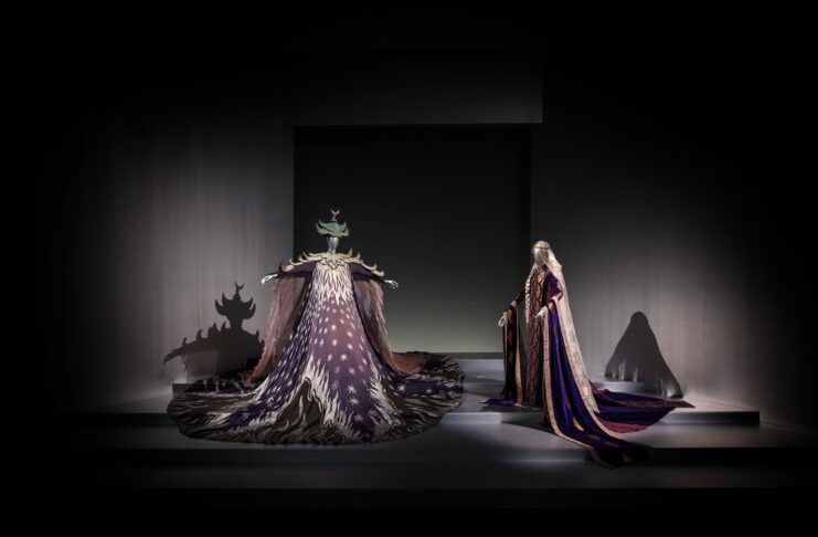 La regalità prende forma attraverso il costume di scena